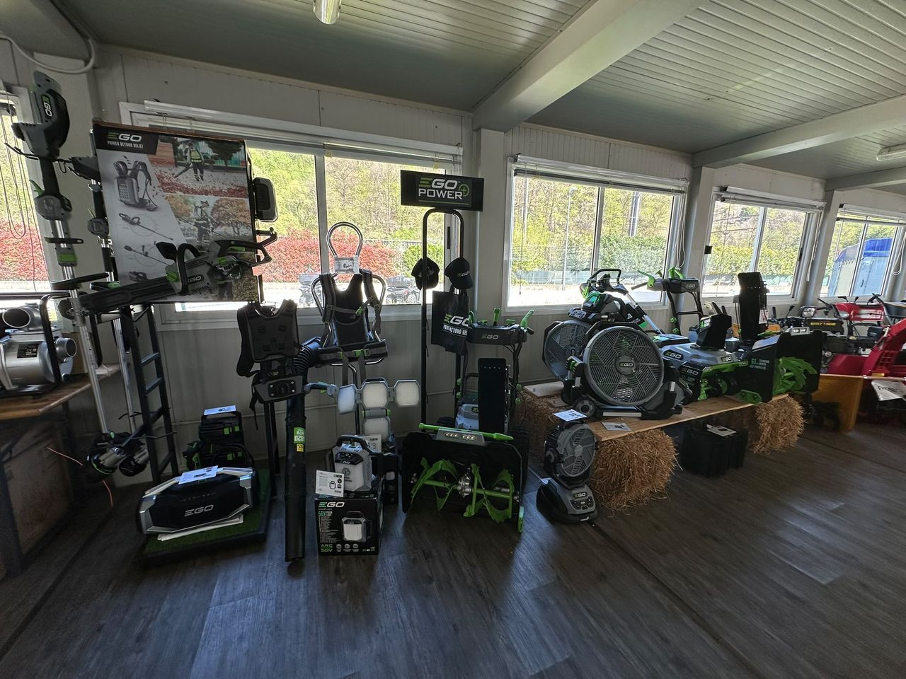 Area giardino con gli attrezzi a batteria EGO